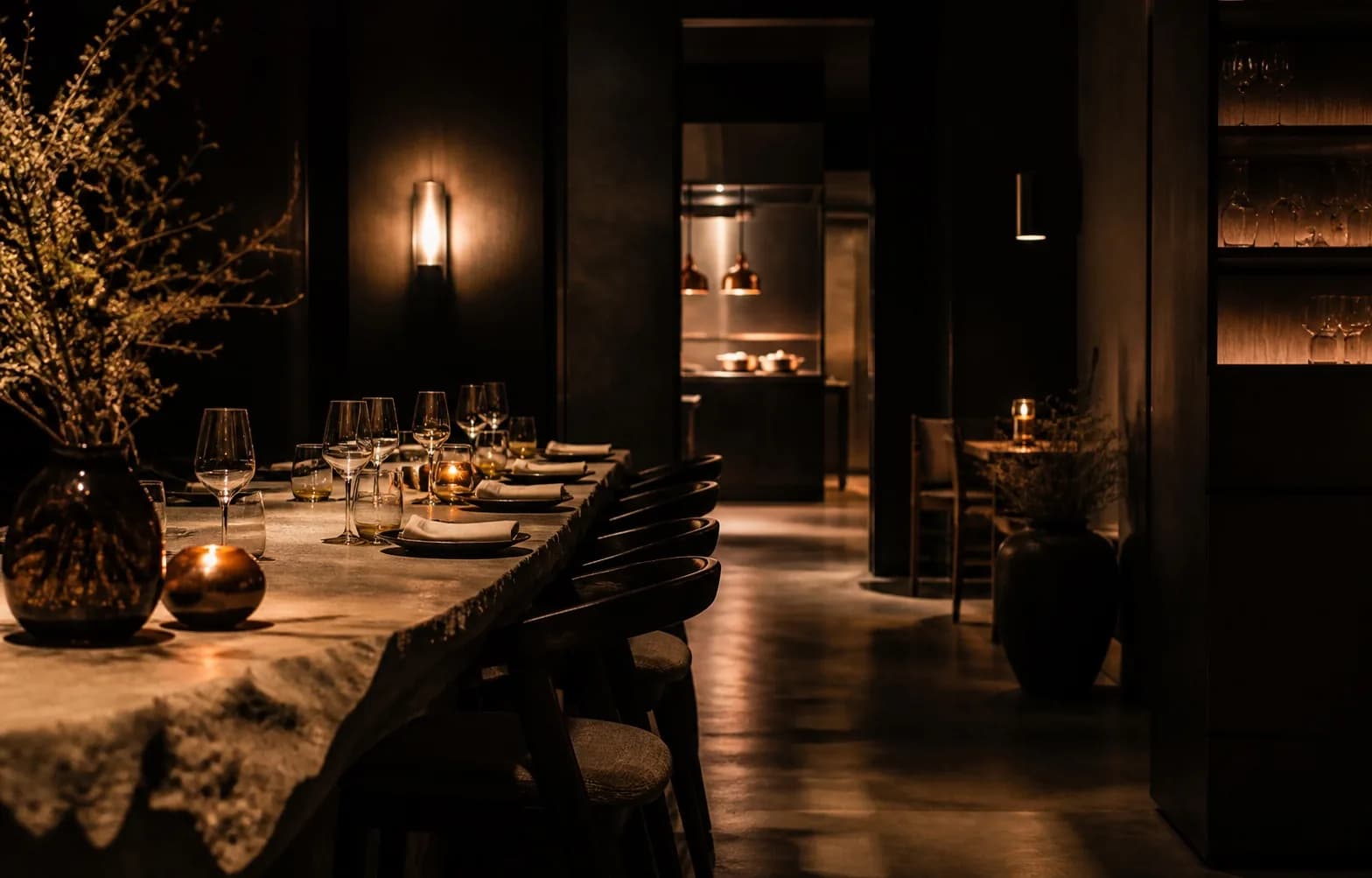 Salle de restaurant VANTA plongée dans une lumière nocturne et chaleureuse